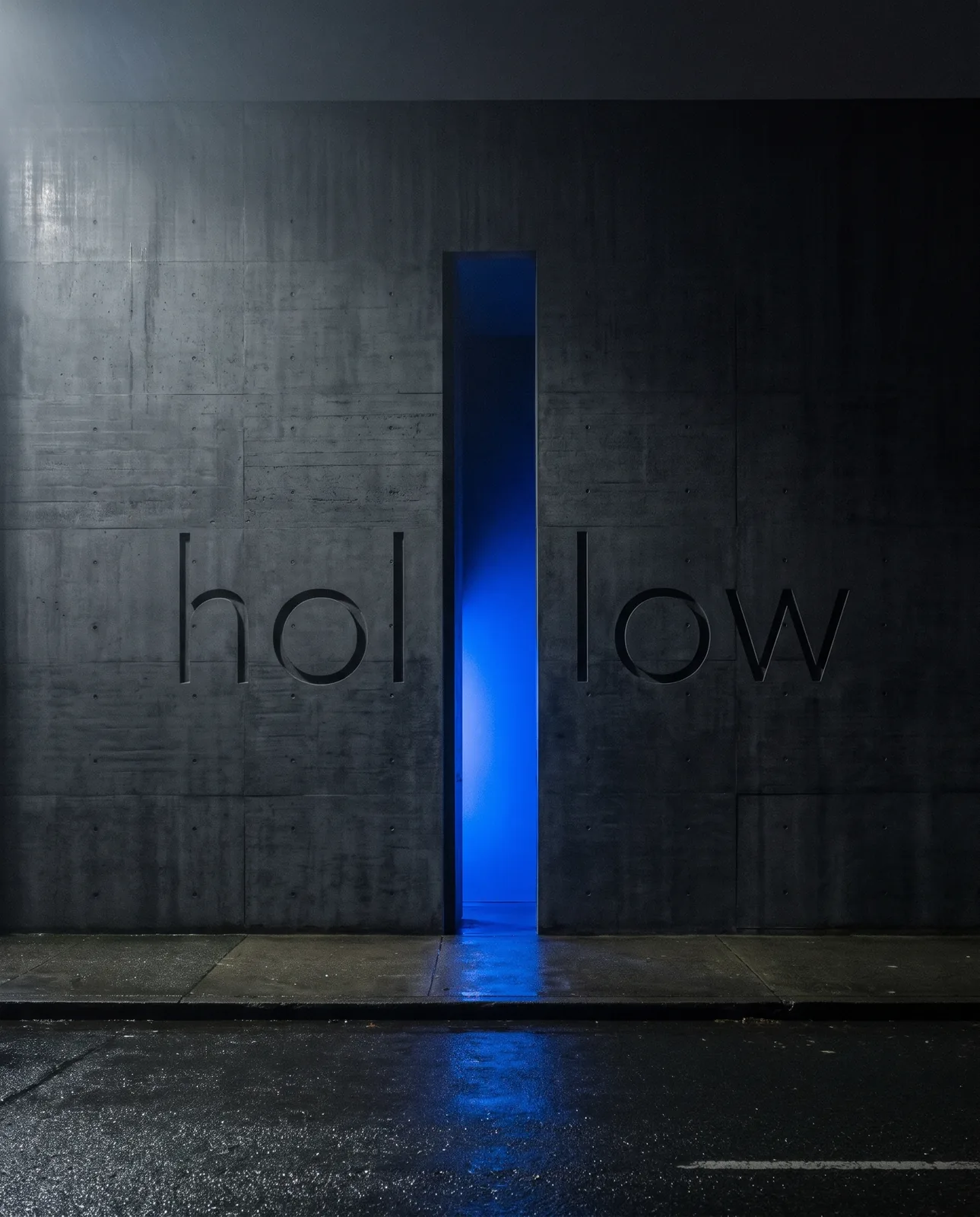 Hollow, la facciata con il nome inciso e una fessura di luce blu
